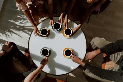 Groupe se rencontre en personne pour un café