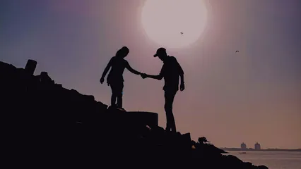 Image d'un couple s'entraidant