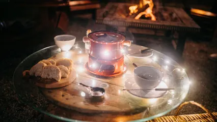 Image d'une fondue au coin du feu