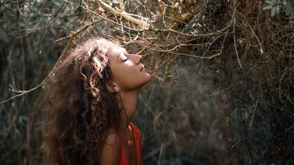 Image d'ambiance d’une femme se concentrant sur ses rensentis