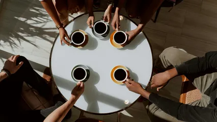 Groupe se rencontre en personne pour un café